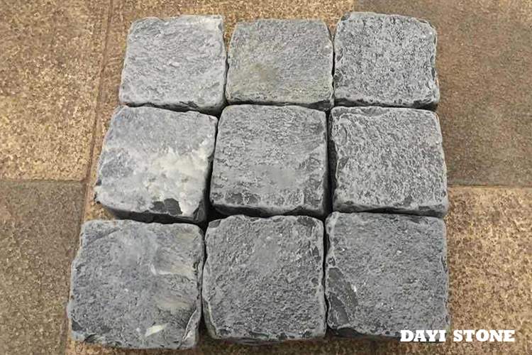 Cubes ZP Black Basalt All sides natural split and Tumbled 10x10x10cm - Dayi Stone